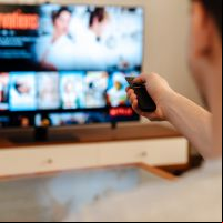 Maio promete maratona de séries, filmes e documentários nos streamings
