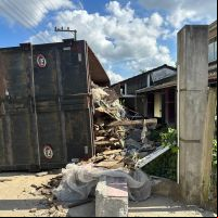 “Foi por Deus mesmo que não morreu ninguém”, conta dono de casa atingida por caminhão