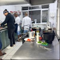 Adolescentes concluem curso de gastronomia e surpreendem com talento na cozinha