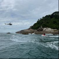 Pescadores são resgatados após naufrágio em São Francisco do Sul