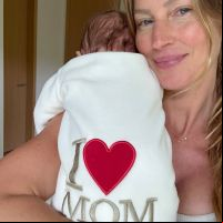Gisele Bündchen publica primeira foto com caçula nas redes sociais