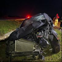 Acidente destrói Land Rover e joga carro na vala