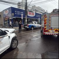 Caminhonete bate em caminhão e tem lateral destruída na avenida do Estado Dalmo Vieira
