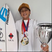 Atleta de Navegantes comemora o título latino-americano de surfe