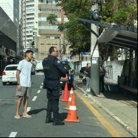 Ônibus detona ponto recém-reformado em BC