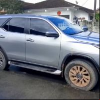 Bandidos se jogam em manguezal após abandonar carro furtado em Itajaí