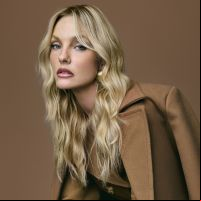 Carol Trentini estrela campanha de inverno do Balneário Shopping