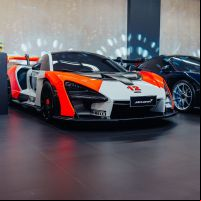 McLaren reúne raridades, homenageia Ayrton Senna e entrega super máquina em nova loja