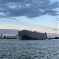 Navio com quase 700 carros da BMW chega ao Porto de Itajaí