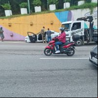 Jaguar bate em Montana e congestiona o trânsito de Balneário Camboriú