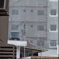 Trabalhador desmaia e fica pendurado ao cair de andaime em obra
