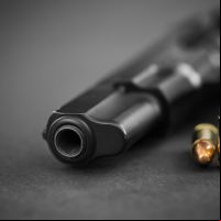 Jovem é baleado após briga em conveniência em Balneário Camboriú