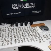 Mulher é presa por guardar mochila com drogas em quitinete na Barra do Rio