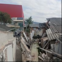 Máquina gigante despenca de construção e destrói três casas no bairro Cordeiros