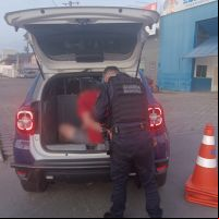 Motorista de Hilux roubada tenta quebrar celular para destruir provas