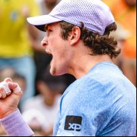 João Fonseca vence francês e avança em Roland Garros
