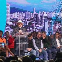 Ausência do governador e críticas a Bolsonaro marcam discursos