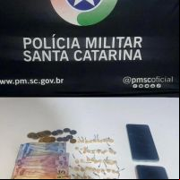 Polícia flagra dupla vendendo crack no “Beco da Irineu”