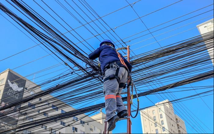 Força-tarefa da Cosip retira fios largados da avenida do Estado Dalmo Vieira (Foto: Divulgação / Secretaria Municipal de Comunicação)