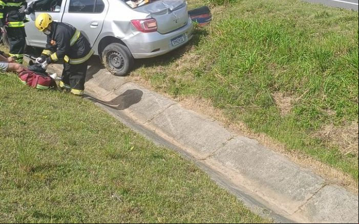 Motorista foi socorrido após capotamento na BR-470 (Foto: Divulgação / CBVI)