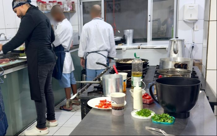 Os pratos foram criados e servidos pelos próprios adolescentes, que concluíram o curso com direito a certificado (Foto: Divulgação)