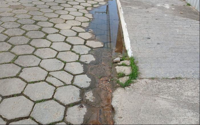 Ele reclama de água empoçada e se preocupa com a proliferação de mosquitos (Foto: Leitor)