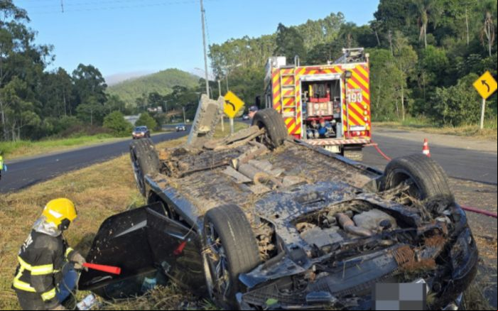 Acidente foi na manhã deste domingo (Foto: Divulgação/CBMSC)