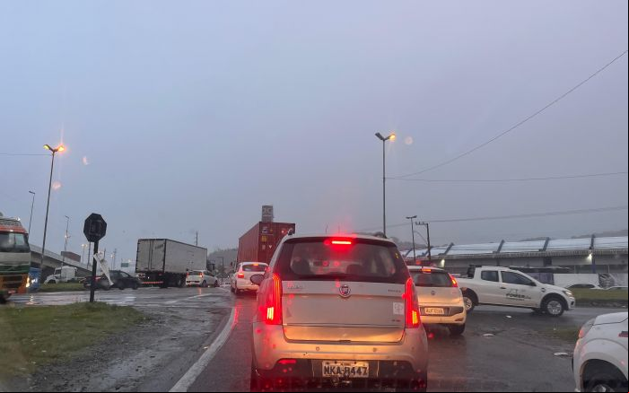 Na BR 101, fluxo segue intenso em ville, Itajaí e BC (Foto: Ana Zigart)