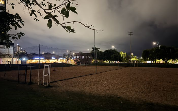 Postes da praça ficaram com as lâmpadas apagadas (Foto: Leitor)