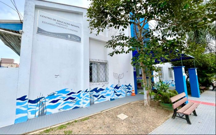 “Pescadores de Histórias” enche de cor, afeto e identidade a entrada do CEI Dadinho Canziani (Foto: Divulgação Camila Gaviolli )