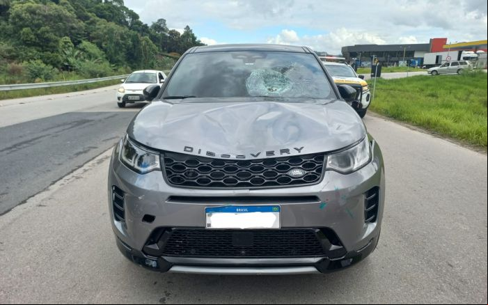Ciclista foi arremessado no para-brisa de Land Rover (Divulgação/PMRv)
