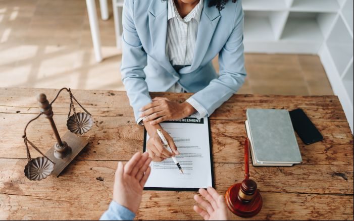 Os atendimentos são feitos por alunos do curso de Direito, sob a supervisão de professores (Foto: Envato)