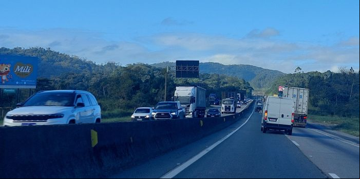 Rodovia já soma diversos pontos de congestionamento na região (Foto: Amanda Moser)