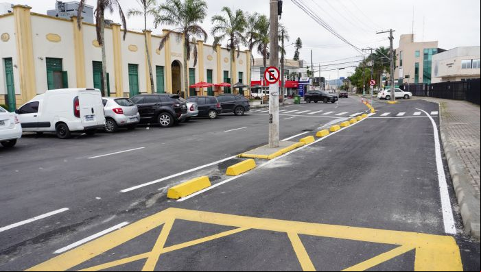 Mudança cria faixa exclusiva pro ferry ando pelos fundos do Mercado Público (Foto: João Batista)
