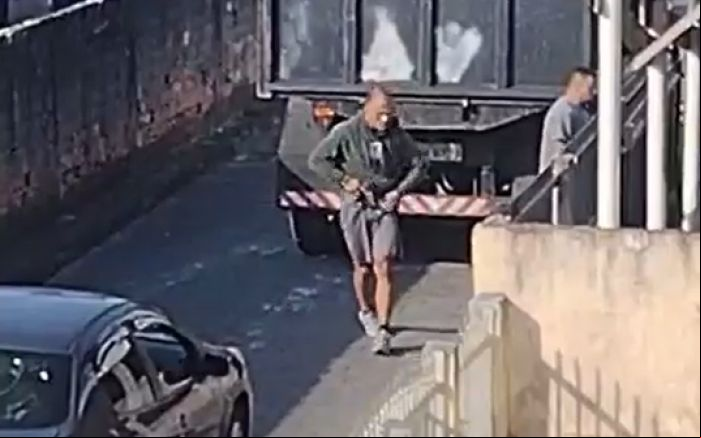 Vídeo mostra GM ameaçando motorista com arma (Foto: Reprodução)