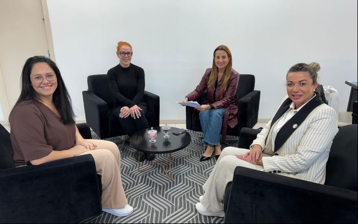 Tatiana é fisioterapeuta e trabalha há oito anos no HMRC (Foto: Divulgação/PMBC)