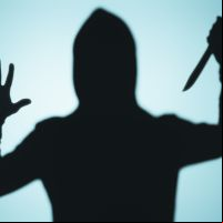 Mulher é atacada e esfaqueada dentro de casa