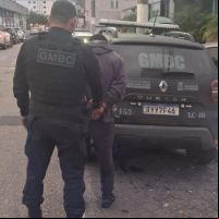 Homem é preso após importunar alunas em BC