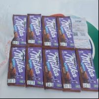 Homem tenta fugir com nove barras de chocolate em supermercado