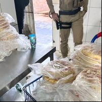 Trabalhadores moravam dentro de fábrica clandestina de pizzas