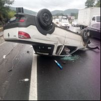 Dois carros capotam ao mesmo tempo em BC