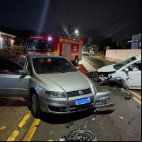 Acidente entre dois carros deixa ageiro com traumatismo craniano