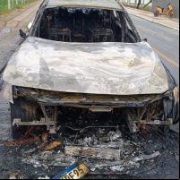 Carrão de luxo pega fogo no bairro Espinheiros