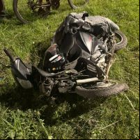 Piloto de moto que bateu em árvore morre no hospital Marieta