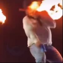 Cantor é atingido por labareda de fogo em show em SP