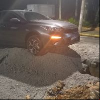 Carro escapa de cair em cratera em Itajaí