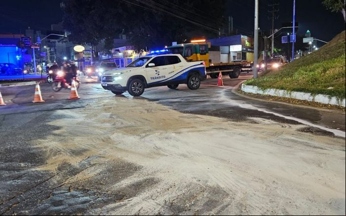 BMW 320i estava vazando óleo quando ou pelas proximidades do viaduto da marginal (Foto: Divulgação/BC Trânsito)