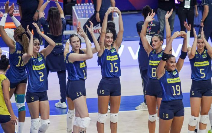 vilense Helena (número 15) faz parte da renovação da seleção (Foto: CBV)