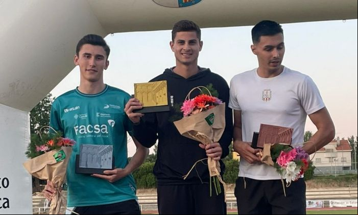 Guilherme (ao centro) completou a prova com o tempo de 1:45.59 (Foto: Divulgação)
